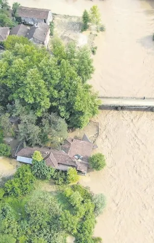 Düzce'de sel felaketi! Çok sayıda ev yıkıldı