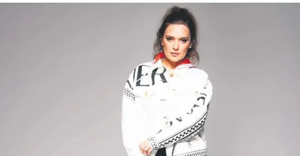 Demet Akalın, yeni albümünün kapak fotoğraflarında kural bozmadı! Jennifer Lopez'in izinden gitti