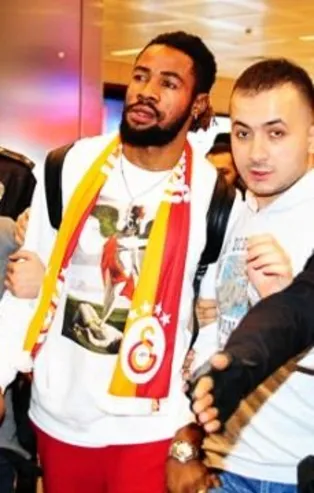 G.Saray'ın yeni stoperi Christian Luyindama İstanbul'a geldi