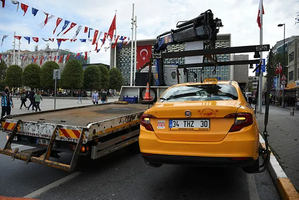 istanbulda-turisti-kabul-etmeyen-bos-taksi-trafikten-men-edildi-1634039778832.jpg