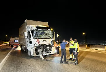 Bursa'da kamyon TIR'a çarptı! Trafiği kilitleyen kaza