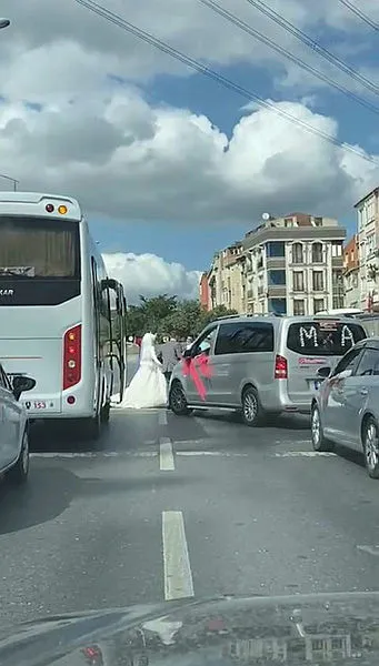 istanbul-sultangazide-gelin-konvoyuyla-yolu-kapatip-halay-cektiler-1600801175879.jpg