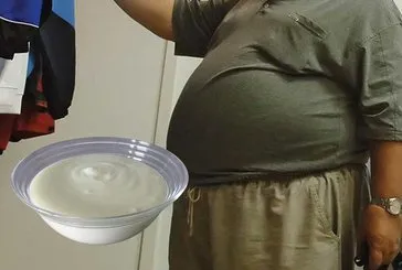 1 kaşık yoğurda katın ve değişimi görün: 15 gün boyunca deneyenin göbeği tahta gibi oluyor!