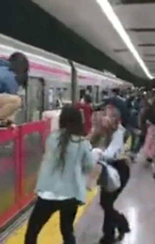 Tokyo’da vahşet! Trendeki yolculara asit ve bıçakla saldırıp vagonu ateşe verdi: 15 yaralı