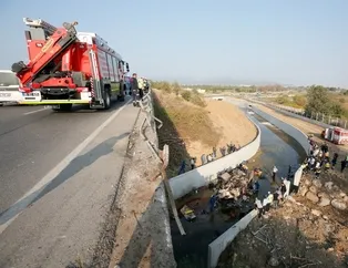 İzmirde göçmenlerin içinde bulunduğu kamyon devrildi! 22 kişi hayatını kaybetti