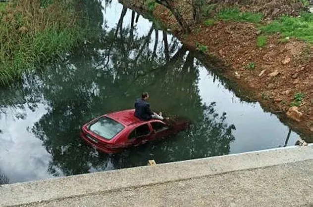 Dereye uçan otomobilinin üzerinde kurtarılmayı bekledi! Yer: Antalya