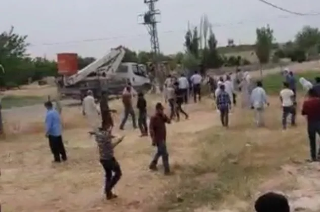 Borçları ödemedikleri için elektriği kesen ekipler ile köylüler kavga çıktı