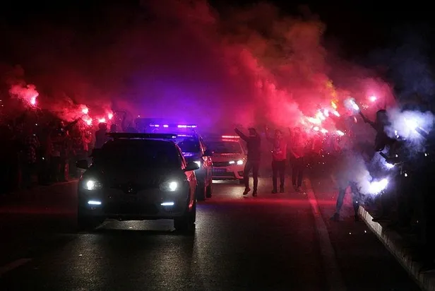 malatyada-galatasaraya-taraftardan-coskulu-karsilama-1638028296400.jpeg Malatya'da Galatasaray'a taraftardan coşkulu karşılama-5