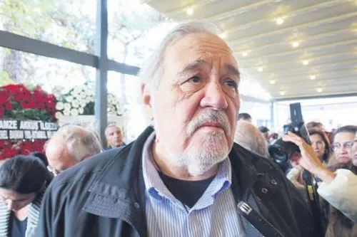 Usta tiyatrocu Yıldız Kenter son yolculuğuna uğurlandı-1