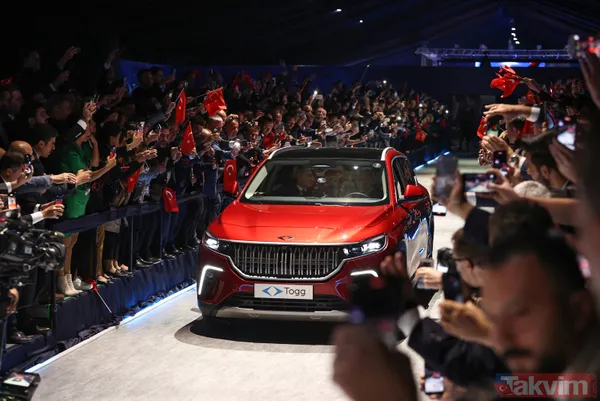 Başkan Erdoğan Togg'un direksiyonunda: Tekerine taş değmesin... Araç rengi için işaret ettiği Emine Erdoğan kararını verdi - 8