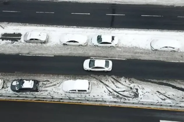 İstanbul'da vatandaş karda mahsur kaldı! Haramidere terk edilen araçlarla doldu