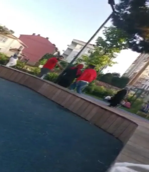 umraniyede-cocuk-parkinda-silahli-bicakli-kavga-cocugun-sesi-her-seyi-ozetliyor-baba-gitmeyelim-1621924248843.jpg Ümraniye'de çocuk parkında silahlı bıçaklı kavga! Çocuğun sesi her şeyi özetliyor: Baba gitmeyelim-2