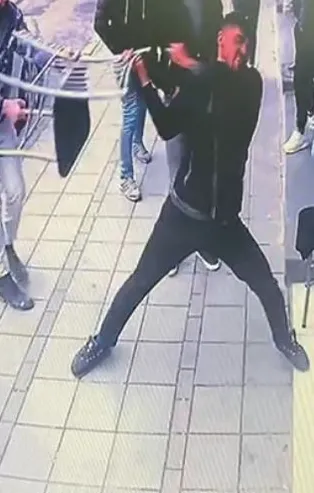 Sıfır telefonu beğenmedi ortalık karıştı! Sopa ve sandalyeler havada uçuştu