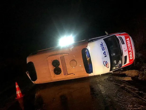 balikesirde-hasta-tasiyan-ambulans-devrildi-3u-saglik-gorevlisi-4-yarali-1622498675018.jpeg