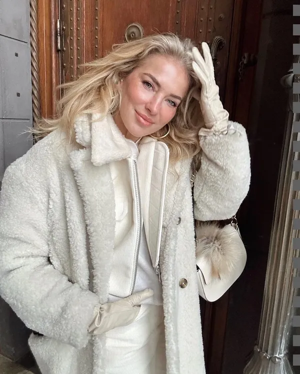 1680040596445.jpg Burcu Esmersoy iyiliğe sarıldı! Depremzedeler için harekete geçti! "Artık onlar da benim ailem"-6