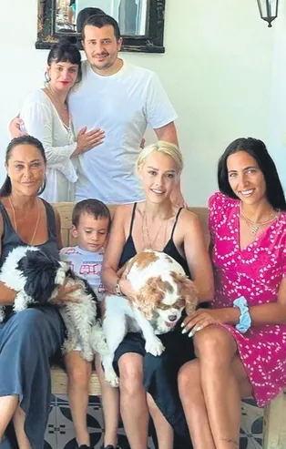 Hülya Avşar'ın kız kardeşi Helin Avşar photoshop’u abartınca alay konusu oldu!