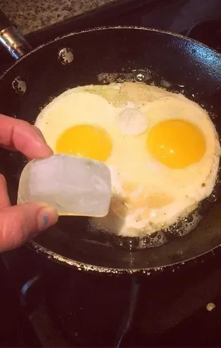 Yumurtayı pişirirken içine buz atın! Bakın ne işe yarıyor