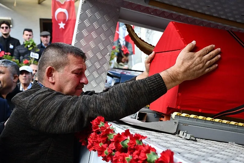 ŞEHİDİ BİNLERCE KİŞİ UĞURLADI-1