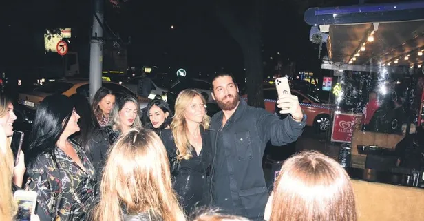 Bebek'teki Can Yaman furyası tam gaz sürüyor! Yabancı hayranları selfie yarışına girdi...