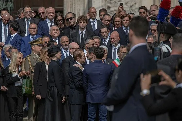 disisleri-bakani-hakan-fidan-ile-ak-parti-genel-baskan-yardimcisi-ve-parti-sozcusu-omer-celik-berlusconinin-ce-1686764281884.jpeg Berlusconi'ye veda! Türkiye'den üst düzey iki isim katıldı-12