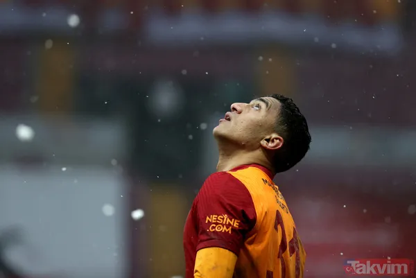 Galatasaray Çok Kontrollü Oynarken, Kasımpaşa Çok Kontrolsüz Bir Oyun Sergiledi İlk Yarı. İkinci Devre Galatasaray'da Bu Hava Şartları İçin Yumuşak Oyuncular...