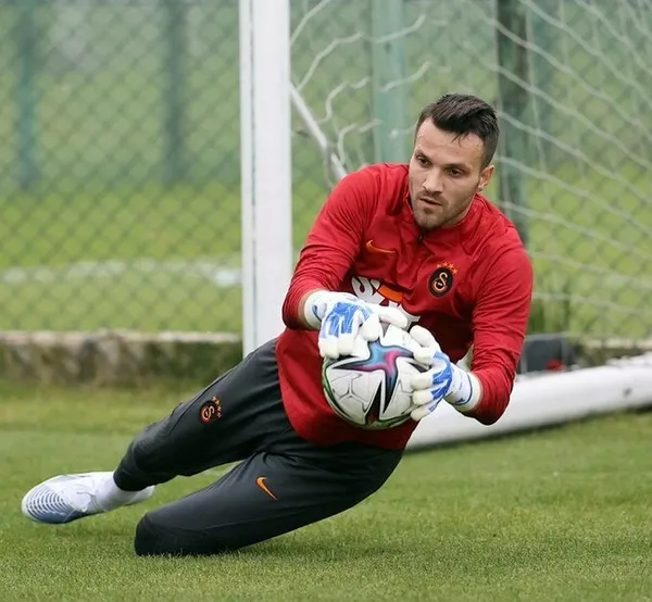 okan-buruktan-karagumruk-macinda-mecburi-rotasyon-muslera-kulubeye-emin-bayram-11e-1666785984087.jpeg Okan Buruk'tan Karagümrük maçında mecburi rotasyon! Muslera kulübeye Emin Bayram 11'e...-6