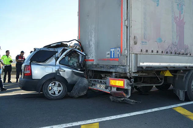 Aksaray'da korkunç kaza! Kontrolden çıkan cip TIR'ın altına girdi: 1 ölü, 2 yaralı