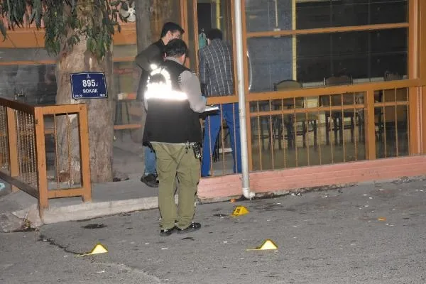 İzmir'de kahvehane önünde silahlı kavga: Ölü ve yaralılar var!-2