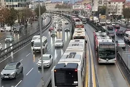 İstanbul'da trafik kilitlendi metrobüs yolda kaldı!