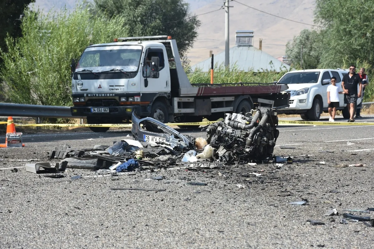 1787491150242.jpeg Van-Erciş kara yolunda can pazarı! Kamyonet ile hafif ticari araç çarpıştı: 2 ölü, 9 yaralı-4
