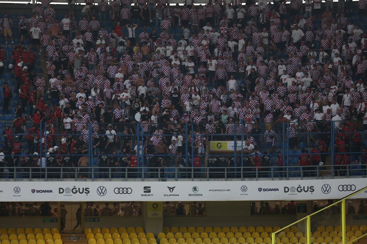 gornik-zabrze-taraftarlari-fenerbahce-macinda-polise-saldirdi-1784660392978.jpg Górnik Zabrze taraftarları Türk polisine saldırdı