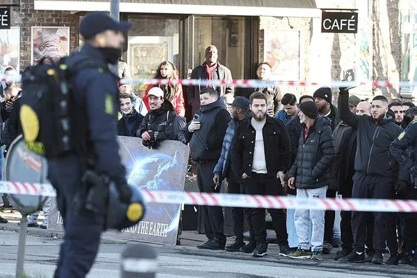 avrupa-kuran-i-kerime-alcak-saldiriya-sahip-cikiyor-rasmus-paludan-bu-kez-danimarkada-cuma-namazi-cikisi-muslu-1674825144576.jpeg Kur'an-ı Kerim'e alçak saldırıya Mehter Marşlı ayar! Provokatör Rasmus Paludan bu kez Danimarka'da sahneye çıktı-4