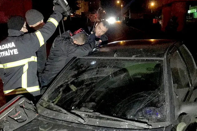 Kaza yaptıktan sonra aracında uyuya kaldı! Polisler işlem yaparken yine uyudu