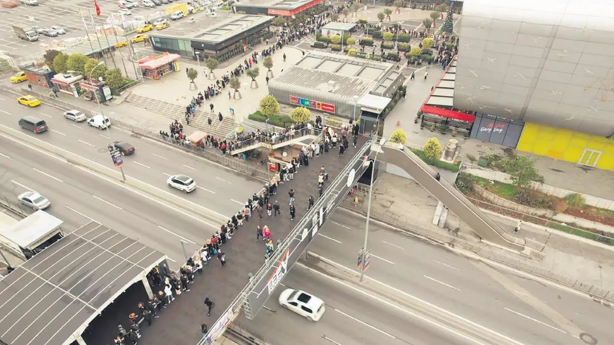Şahane Cuma indirimi izdihama neden oldu! Vatandaş AVM'lere koştu I 1.5 kilometre kuyruk oldu