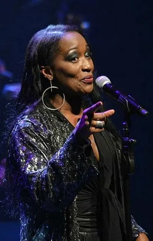 İki yıl önce Müslüman olan ABD'li dünyaca ünlü vokalist Della Miles'ten Ayasofya açıklaması