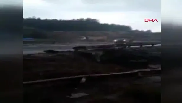 Adana'da bir TIR, çarptığı otomobille köprüden uçtu