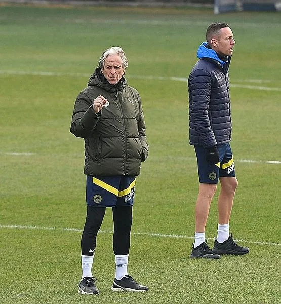 jorge-jesus-persembe-gunku-zorlu-rovans-oncesi-ispanyol-ekibini-ezberledi-1678753783650.jpeg Jorge Jesus, perşembe günkü zorlu rövanş öncesi İspanyol ekibini ezberledi-5