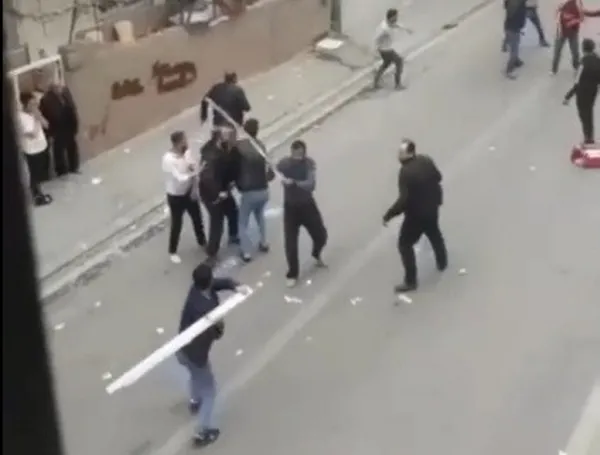 mersinde-iki-grup-arasinda-demir-sopali-kavga-kamerada-1649092451543.jpg Mersin'de iki grup arasında demir sopalı kavga kamerada-3