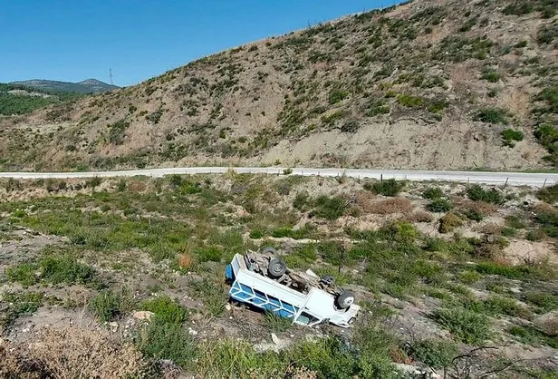 osmaniyede-kamyonet-sarampole-yuvarlandi-olu-ve-yaralilar-var-1665411541442.jpeg Osmaniye'de kamyonet şarampole yuvarlandı: Ölü ve yaralılar var-2