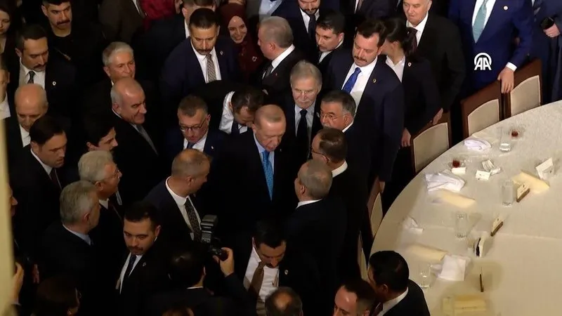 Başkan Recep Tayyip Erdoğan, TBMM Başkanı Numan Kurtulmuş'un ev sahipliğinde düzenlenen iftar programında milletvekilleriyle bir araya geldi. Başkan Erdoğan, DEM Parti’nin Meclis Başkanvekili Sırrı Süreyya Önder ile sohbet etti. (AA)