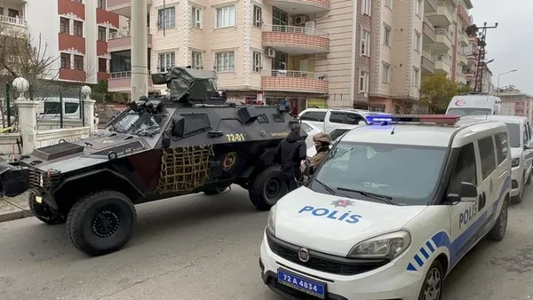 son-dakika-batmanda-sicak-dakikalar-3-dedas-personelini-silahla-rehin-aldi-1671531725131.jpg Son dakika: Batman'da sıcak dakikalar! 3 DEDAŞ personelini silahla rehin aldı-3