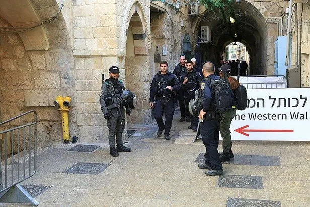 İsrail polisinden alçak saldırılara devam: Mescid-i Aksa baskınında 450 Filistinli gözaltına alındı-2