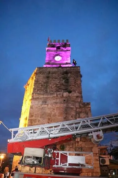 İntihar için saat kulesine çıkan kişiye 'atla' dediler! Bakın sonra ne oldu...-4
