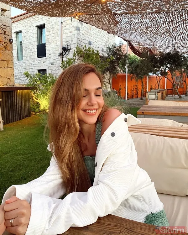 Berfu Yenenler bikinisiyle şov yaptı! Eşi Eser Yenenler’in tepkisi olay oldu sosyal medya onları konuştu - 17