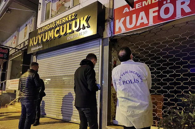 İstanbul'da hareketli anlar! Kuyumcuyu soymak isteyen hırsız bodrumda yakalandı
