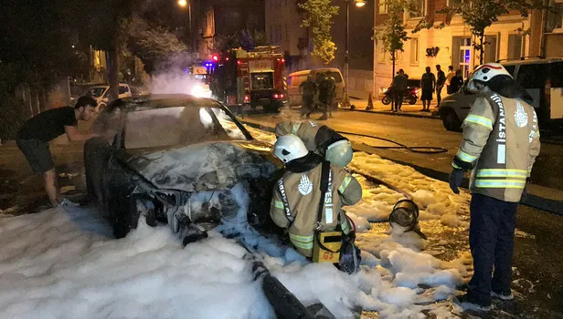 Son dakika: İstanbul Üsküdar'da gece yarısı korkutan kaza: Aydınlatma direğine çarpan otomobil alev alev yandı