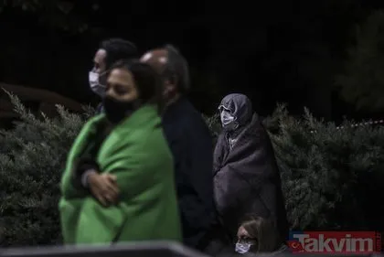 İzmir’deki deprem sonrası geceyi dışarıda geçiren vatandaşların endişeleri yüzlerine yansıdı