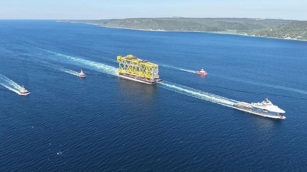 İstanbul'dan 350 metrelik sondaj platformu geçti | Boğaz trafiği geçici olarak durduruldu-2
