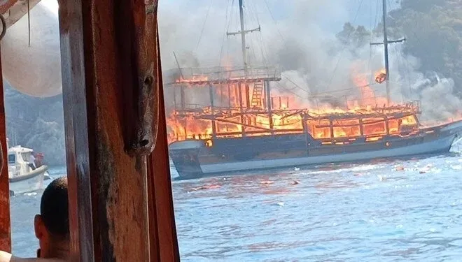 soykirimci-israilin-el-mevaside-hain-saldirisina-tepkiler-yukseliyor-gecen-9-ayin-en-aci-sahnelerinden-biri-1720973909977.jpeg Marmaris'te tur teknesi alev alev yandı, yaralılar var! Çok sayıda yolcu...-1