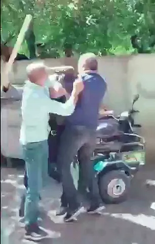 Taşlı sopalı kavga! Ağrı sokakları savaş alanına döndü